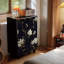 Commode vintage en bois massif avec motifs floraux