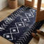 Tapis noir Thambiah-354534932