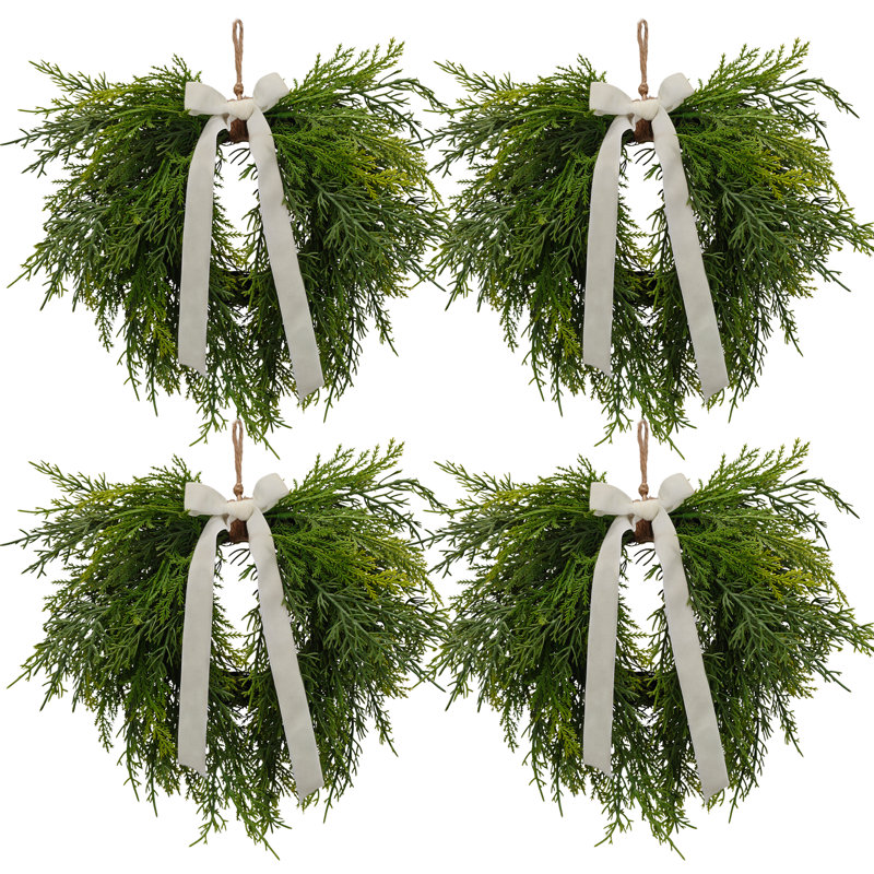 Couronne en forme de cœur de 30 cm en faux cèdre avec nœud en velours ivoire
