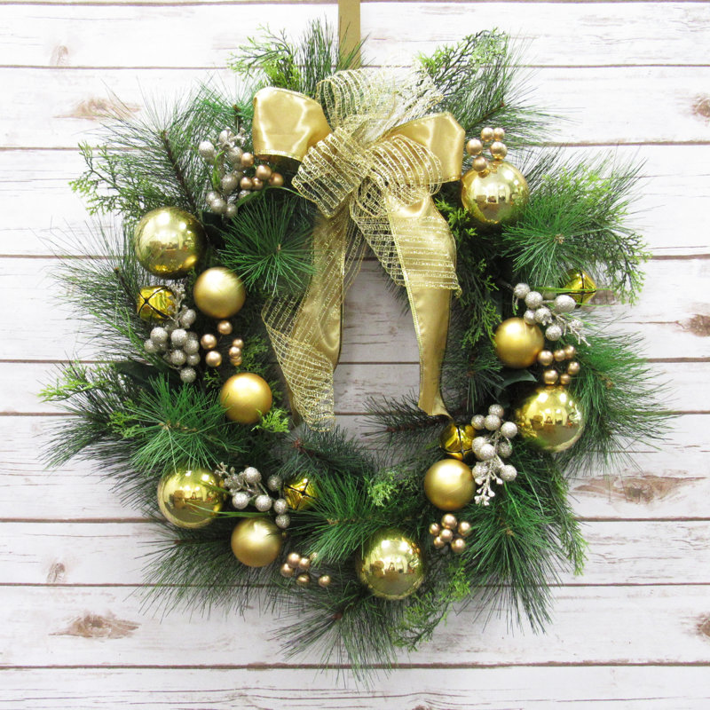 Couronne de Noël 24 po avec baies et pin, Or