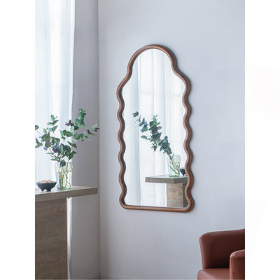 Miroir arqué avec design et réflexion claire