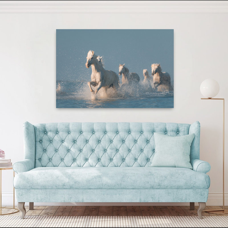 Chevaux blancs qui courent dans la nature, 40" H x 60" W