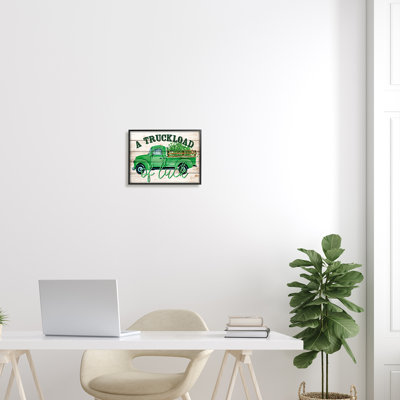 «Truckoad of Luck St Patrick's Day Farmhouse» par Kim Allen - cadre flottant, impression sur bois