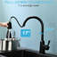 Robinet de cuisine sans contact avec douchette extractible - Design contemporain en laiton noir avec capteur de mouvement et garniture en céramique pour une utilisation fluide et hygiénique.