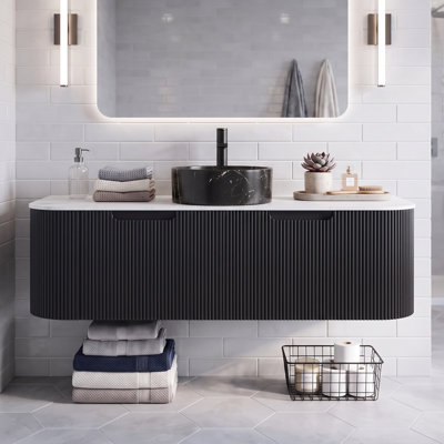 Ensemble de meuble-lavabo mural 48 po avec lavabo, armoire de rangement à contreplaqué à bords arrondis rayés avec tiroirs, lavabo rond en céramique noir mat et plateau en pierre frittée blanc de Carrare