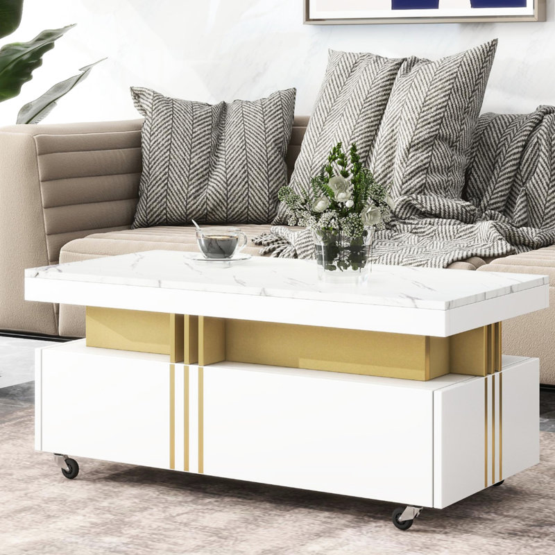 Table basse chic avec plateau en faux marbre, organisation des tiroirs et roulettes, tiroirs de rangement