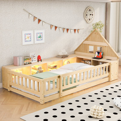 Lit simple au sol en bois StoryNest avec tête de lit en forme de maison, armoires de rangement et DEL