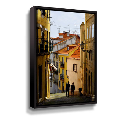 «Alley in Lisbon Portugal» par Kathy Yates - reproduction de photo sur toile