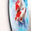 Deux poissons Koi. Taches rouges dans une eau bleue transparente - peinture sans cadre sur métal
