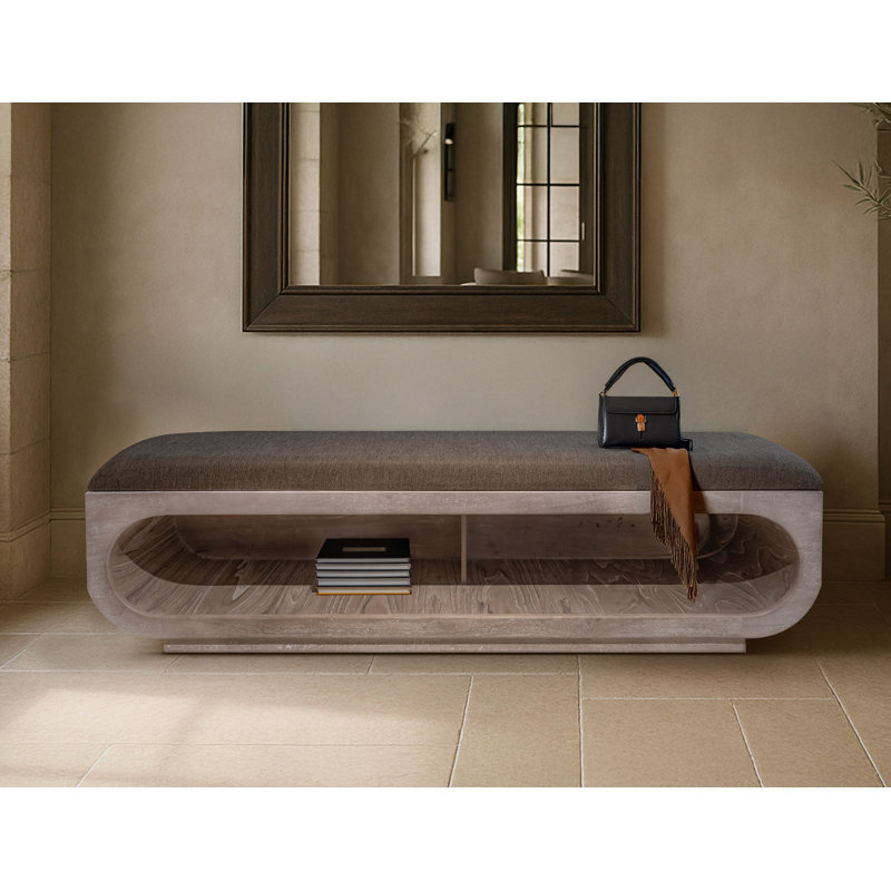 Banc en bois avec siège rembourré et rangement ouvert en dessous.