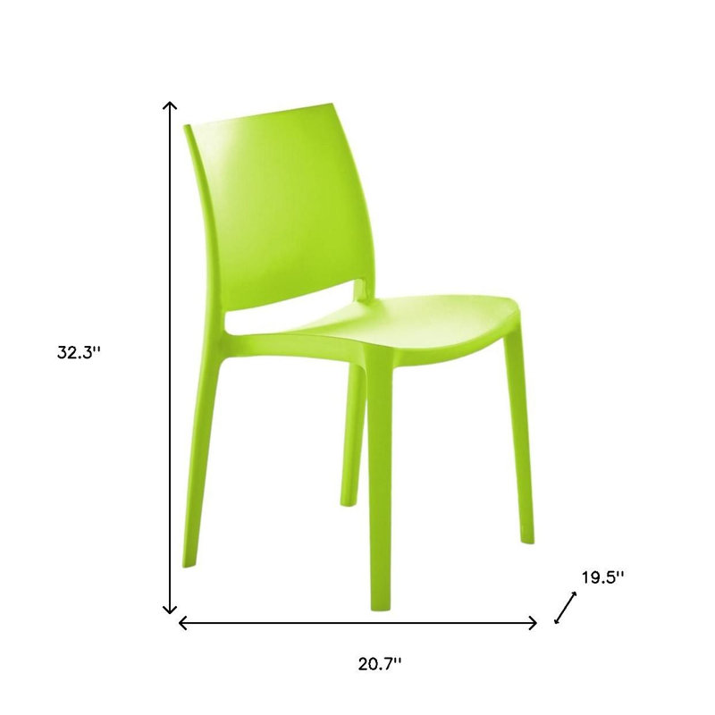 Ensemble de quatre chaises de salle à manger d'extérieur empilables en plastique vert