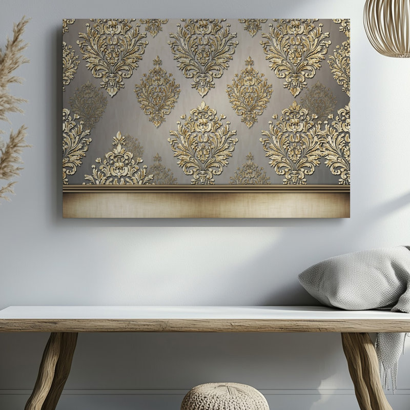 La toile crée un design de papier peint élégant avec un motif damassé complexe en or chatoyant contre un taupe doux