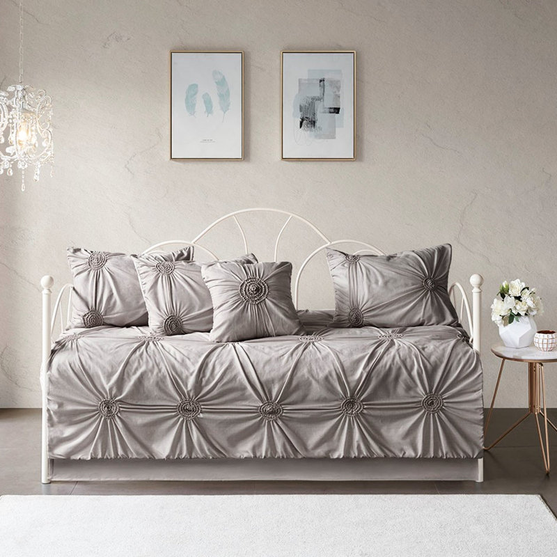 Lit de jour 6 de couleur gris foncé avec ornement en forme de losange avec coussin en forme de coussin