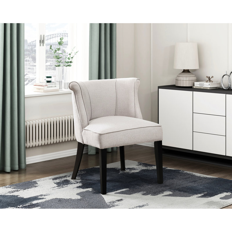 Chaise beige rembourrée en mousse avec finition et siège à dossier courbé avec pieds en tissu texturé, Beige