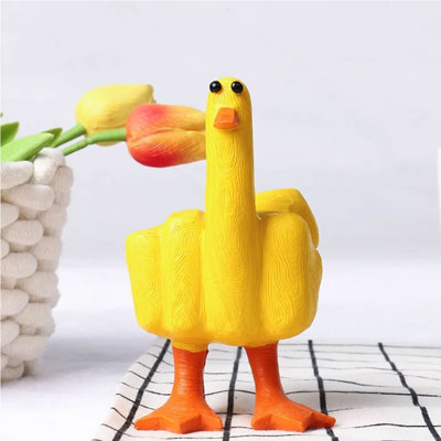 Drôle de statue de canard du milieu