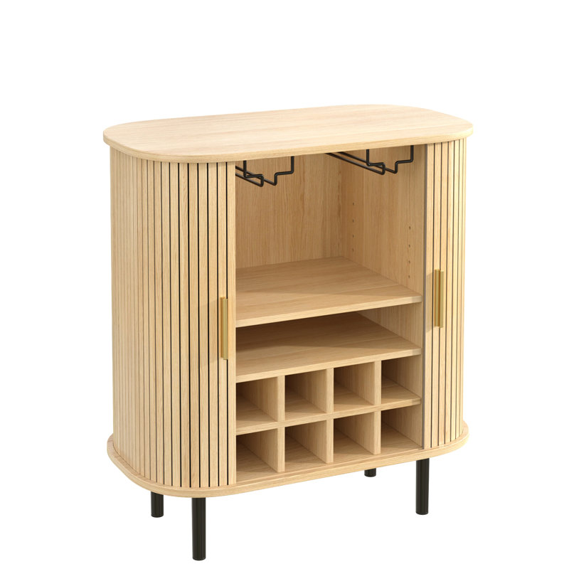 Meuble-bar à vin cannelé de 71 cm avec casier à bouteilles à 8 compartiments, 5 étagères réglables, 2 porte-verres, portes coulissantes à tambour, 4 espaces de rangement latéraux dissimulés, finition naturelle