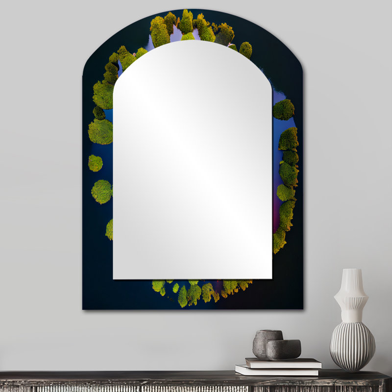 Arial View petit bateau sur le lac Calm I - miroir mural décoratif asymétrique bateau, 34 po x 25 po