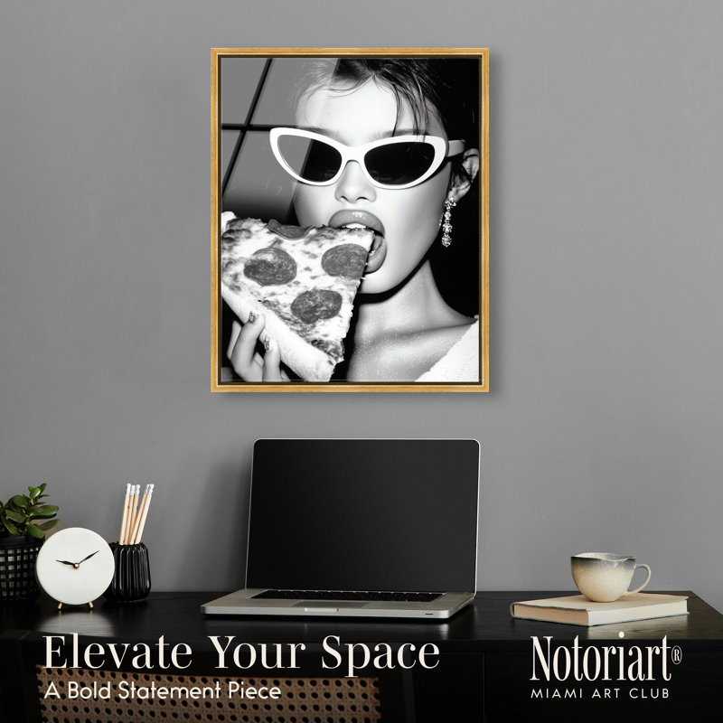 «Pizza Queen», reproduction d'art encadrée à la mode par Notoriart, cadre doré, 20 x 24, 25"H x 21"W, Gold Frame