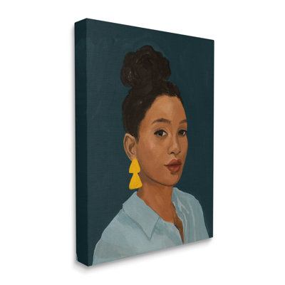 Portrait de femme sophistiquée avec boucles d'oreilles triangles jaunes par Victoria Barnes - Impression sur toile non encadrée