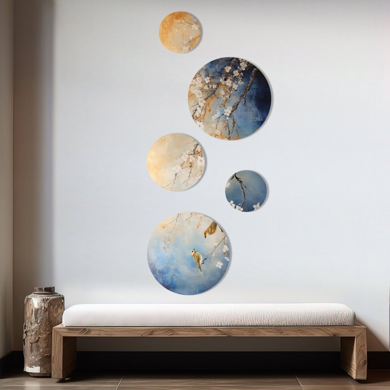 Oiseaux dorés et bleus sur un arbre floral - ensemble d'art mural rond 5 oiseaux