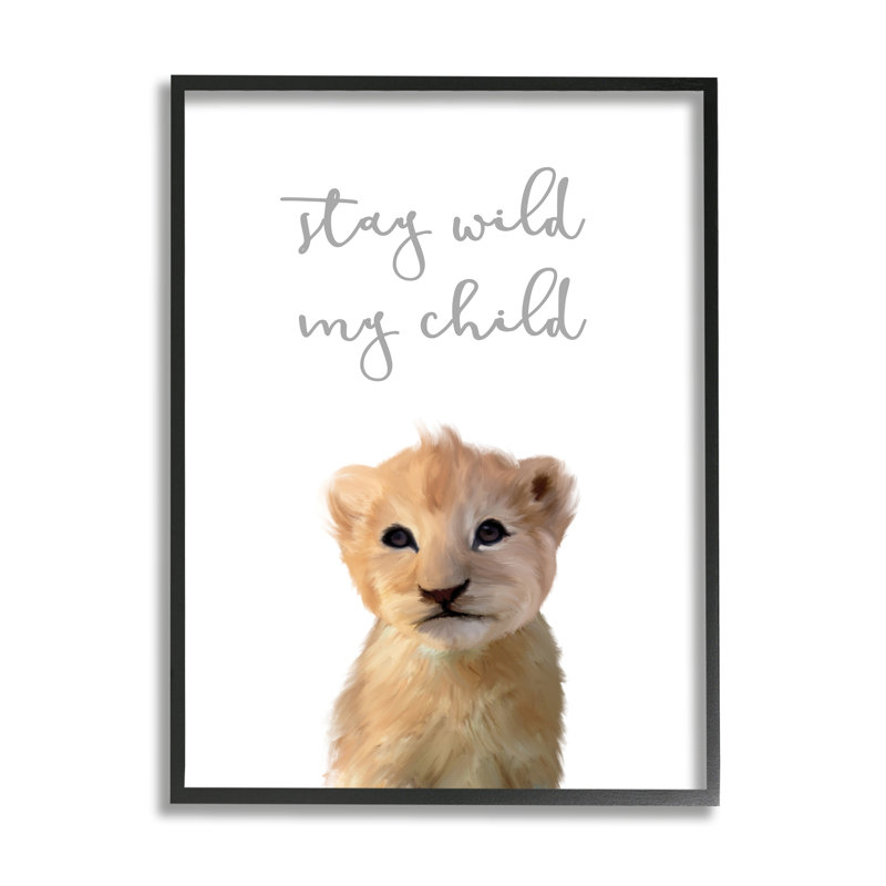 Lionne safari Stay Stay Wild, H 30 po x l 24 po, Giclée encadrée noir minuit