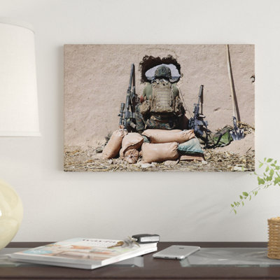 « a us marine sniper observe son secteur à une patrouille près de sangin afghanistan », reproduction de photo sur toile