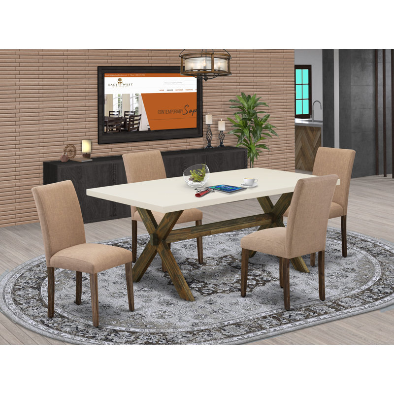 Cet ensemble de salle à manger 5 pièces comprend une table de salle à manger rectangulaire avec pieds en X et 4 chaises Parson rembourrées en tissu de sable sable