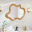 Miroir mural 33,46 x 22,24 de forme irrégulière avec cadre en bois naturel, parfait pour une décoration intérieure unique et élégante