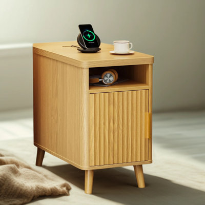 Table de bout étroite avec station de charge intégrée, port USB-C, armoire cannelée et tablettes de rangement, table de chevet peu encombrante pour la chambre à coucher ou le salon