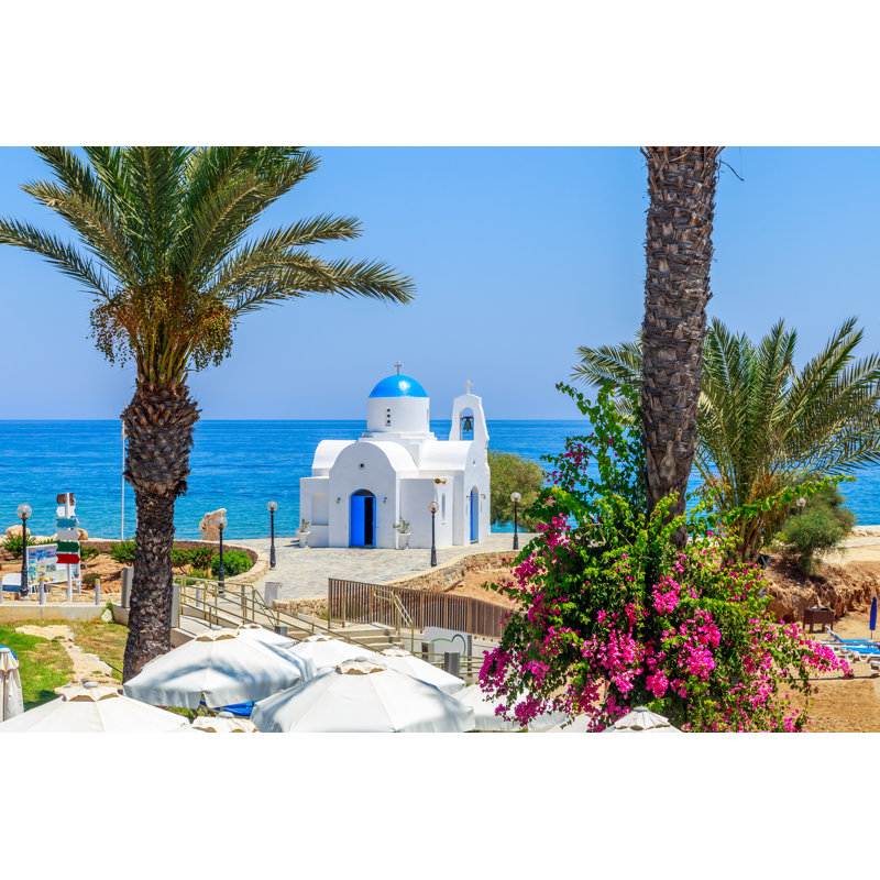 "Vue typique de la côte de Chypre" par Maniscule - Photographie sur toile tendue, H 8 po x l 12 po