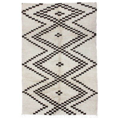 Tapis unique ivoire / blanc / brun foncé des années 1980 de 6 pi 3 po x 8 pi 5 po