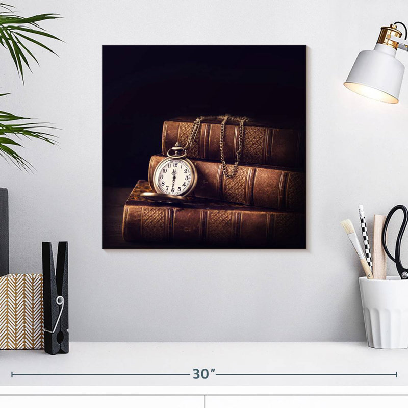 Livres et montre de poche Kerner, H 16 po x l 16 po