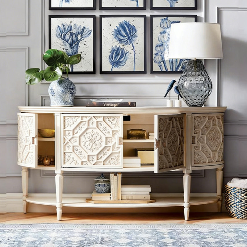 Buffet en bois massif sculpté