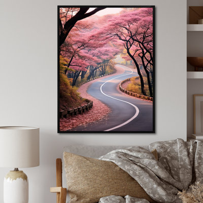 Route rose dans la forêt II