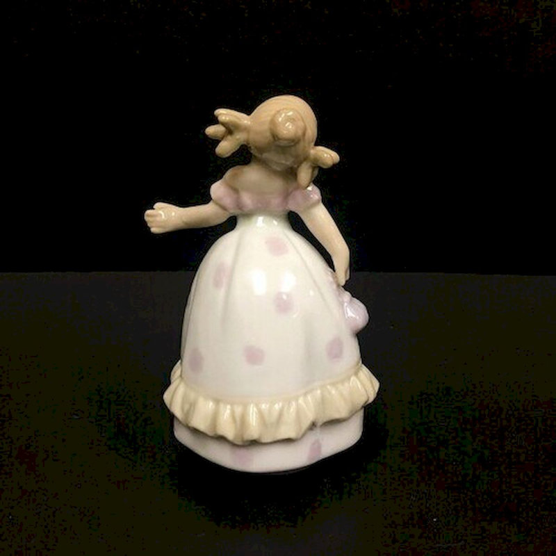 Figurine fille avec des nattes