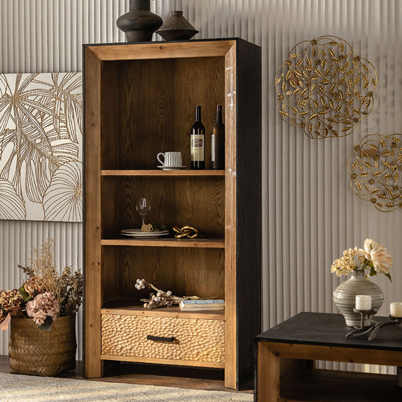 Vitrines en noyer massif et bois manufacturé