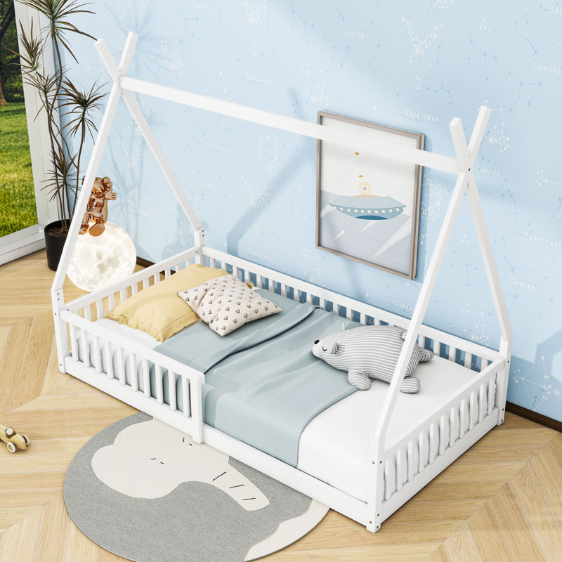 Lit simple en bois avec toit et clôture