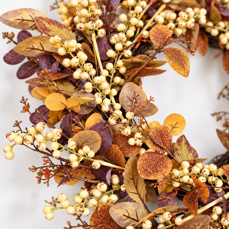 Couronne d'automne artificielle de 61 cm (24 po) avec feuilles et baies d'eucalyptus mélangées, idéale pour décorer la porte d'entrée ou la maison, pour les fêtes de fin d'année.