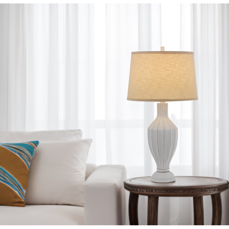 Lampe de table Hoover en résine - 79 cm de hauteur, design vase à facettes blanchi, abat-jour en tissu rigide brun clair, 150 W, douille E26 à 3 intensités, socle lesté