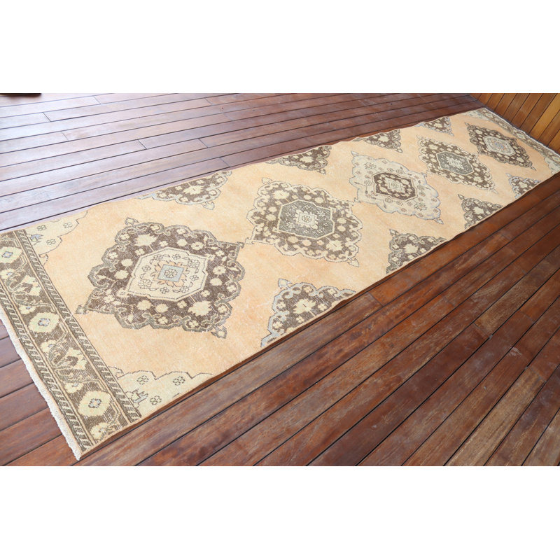 Tapis turc rétro tissé à la main dans des tons de terre éclatants, idéal pour les couloirs et les espaces étroits