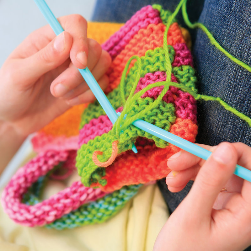 4M: Facile à faire: tricoter - trousse de bricolage, apprendre 2 projets de travail de fil, ensemble de compétences tout-en-un, outils et fils colorés, débutants et enfants de 8 ans et plus