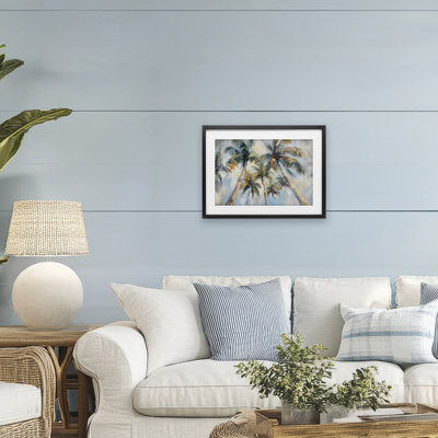 «Swaying Palms with Soft Clouds», reproduction sous verre encadrée, design par Ramona Murdock
