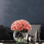 Arrangement réaliste de roses artificielles dans un vase-1649420492