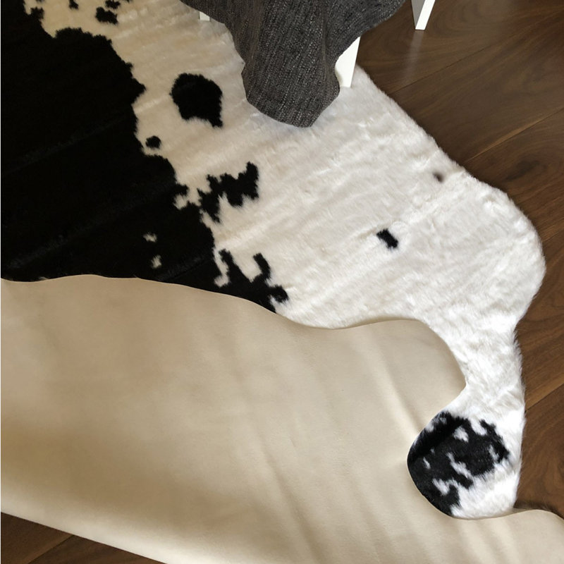 Tapis noir / blanc en acrylique tissé à la machine Novellty