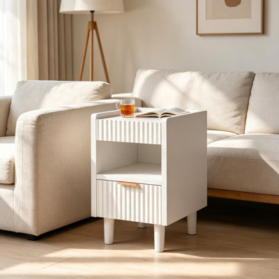 Table de chevet blanche texturée cannelée avec tiroir escamotable et petite table de bout compacte pour la chambre à coucher