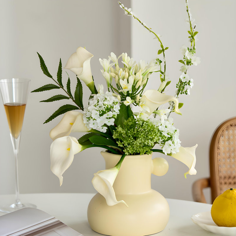Ornements de fleurs simulées