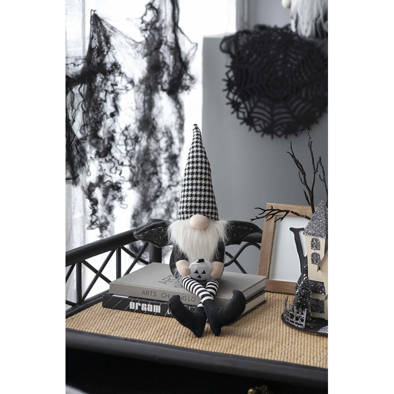 Gnome noir en tissu 4,3 x 3,5 x 23,5 po avec des ailes et un chapeau écossais noir et blanc, pour la décoration d'Halloween
