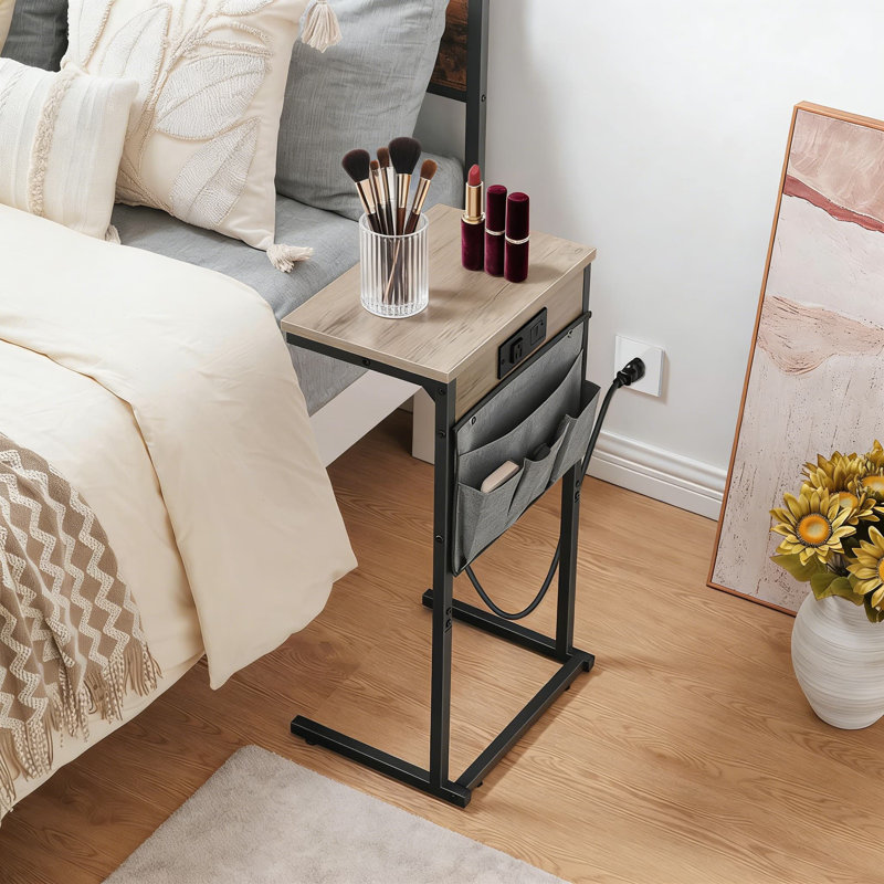 Table de bout en C avec station de charge, table d'appoint coulissante sous le canapé avec pochette de rangement, console de chargement multi-appareils pour le salon, la chambre à coucher et les petits espaces