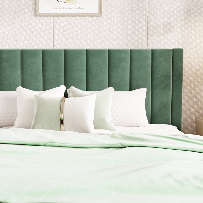 Lit plateforme tapissier avec velours et tête de lit rayée Stauton, Très grand, Vert