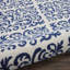 Tapis blanc et bleu marine avec motif floral damassé-31552090